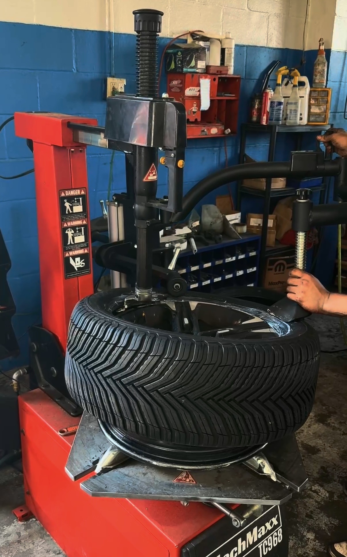 Tire mounting machine in use